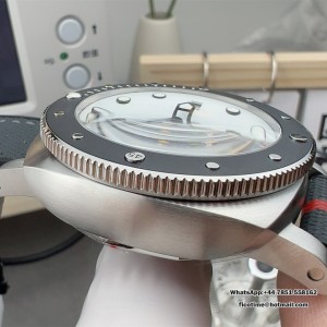 PAM1579 Submersible Luna Rossa 42mm VSF White Dial Gummy Strap P900 - Image 4