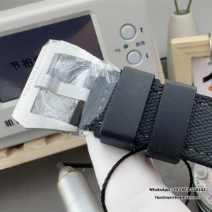 PAM1579 Submersible Luna Rossa 42mm VSF White Dial Gummy Strap P900 - Image 9